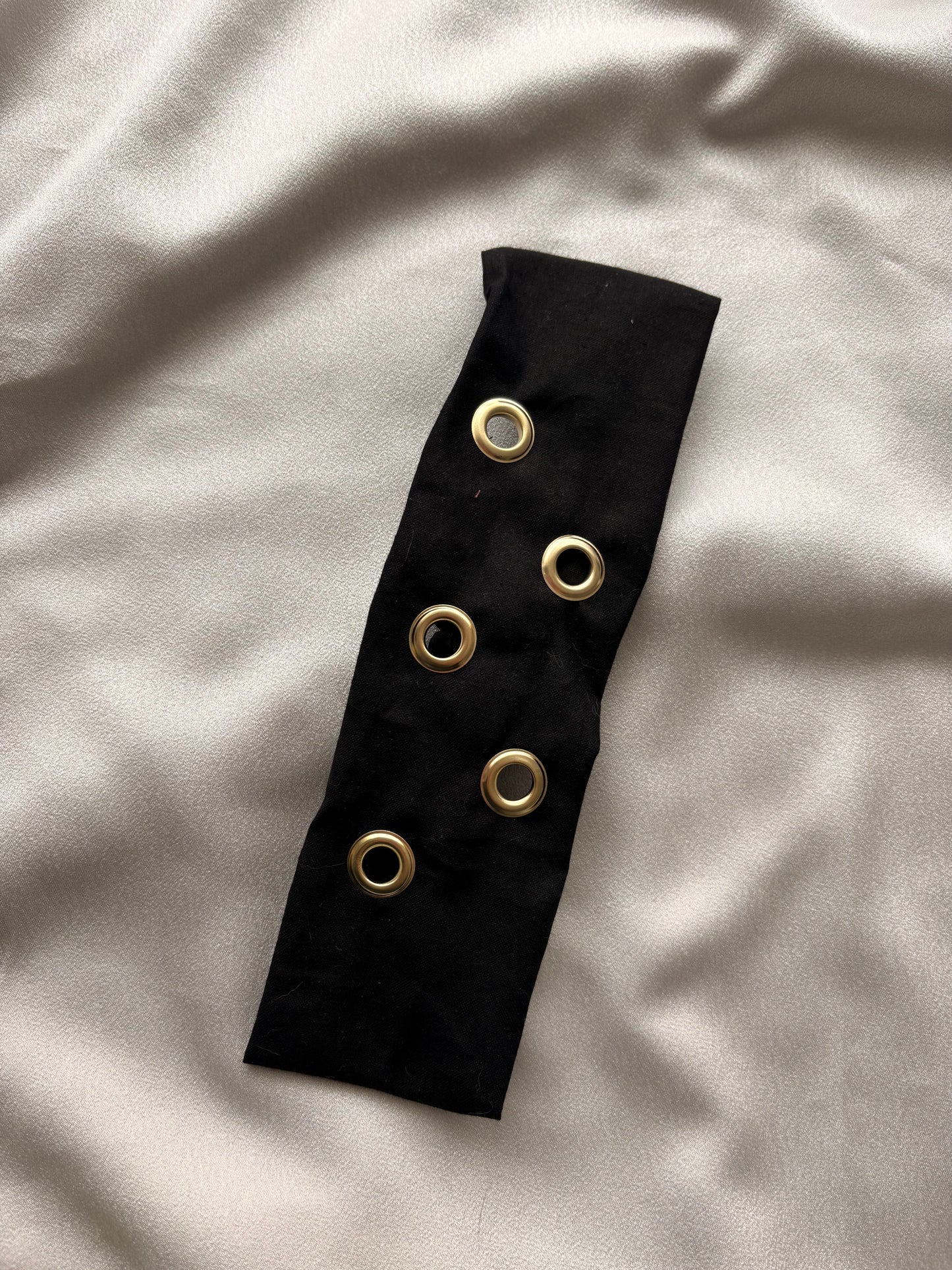 Bandeau noir à œillets