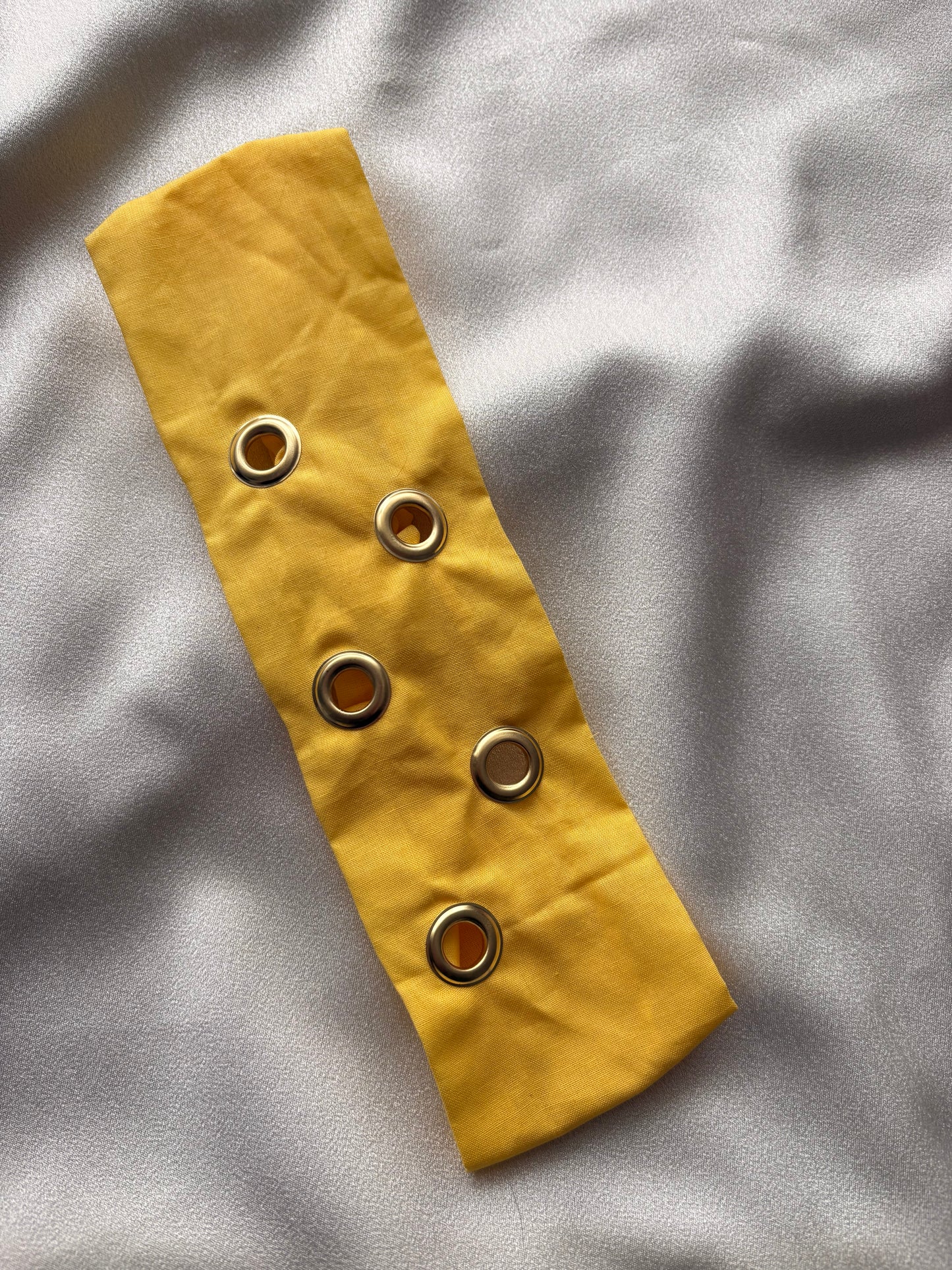 Bandeau jaune à œillets