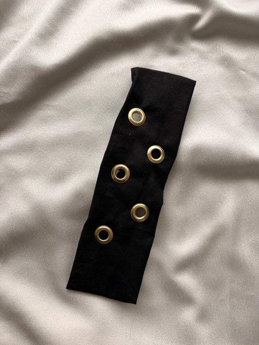 Bandeau noir à œillets