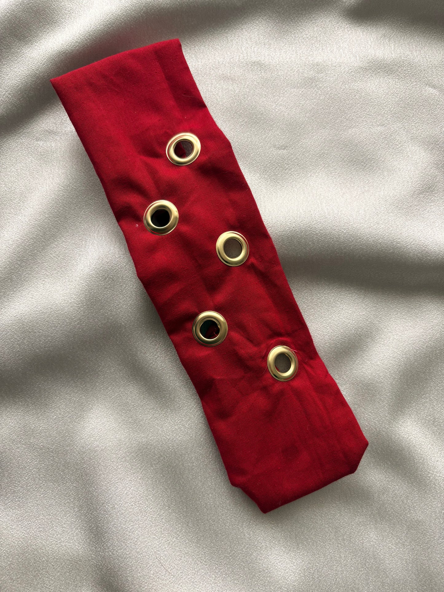 Bandeau rouge à œillets