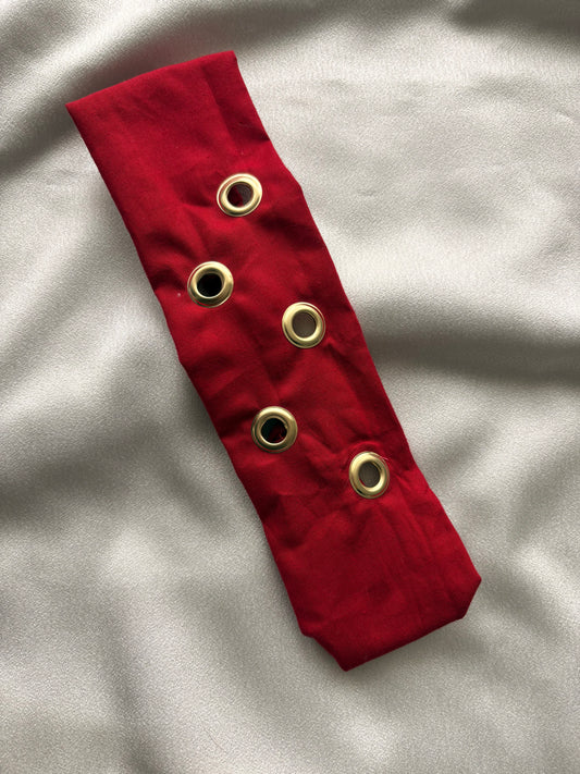 Bandeau rouge à œillets